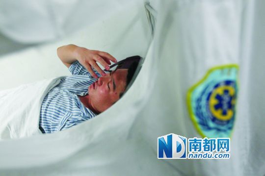 19日，北大深圳醫(yī)院，透過(guò)被撕破的工作服，急診科醫(yī)護(hù)人員申洪濤身體多處被醉酒男子抓傷。