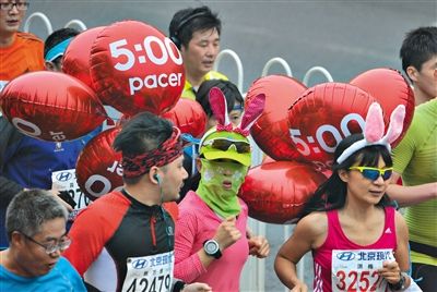 身上綁著氣球的參賽者在參加比賽。