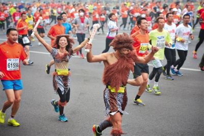 “原始人”打扮的參賽者向觀眾揮手。