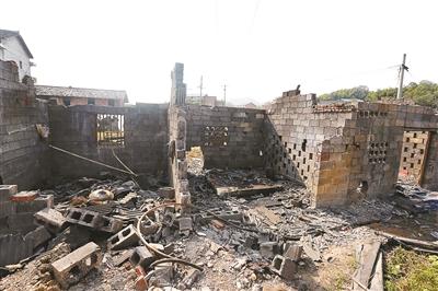 湖南省婁底市婁星區(qū)石井鎮(zhèn)山泉村橋溪港煤礦設(shè)備被搶劫一空，形成了廢墟