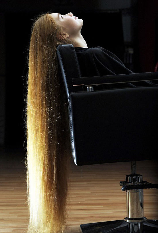 英國(guó)少女長(zhǎng)發(fā)及膝 洗頭需1小時(shí)(組圖)