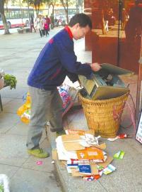 王光偉靠收廢品拾荒為生，每月僅有1000元的微薄收入。