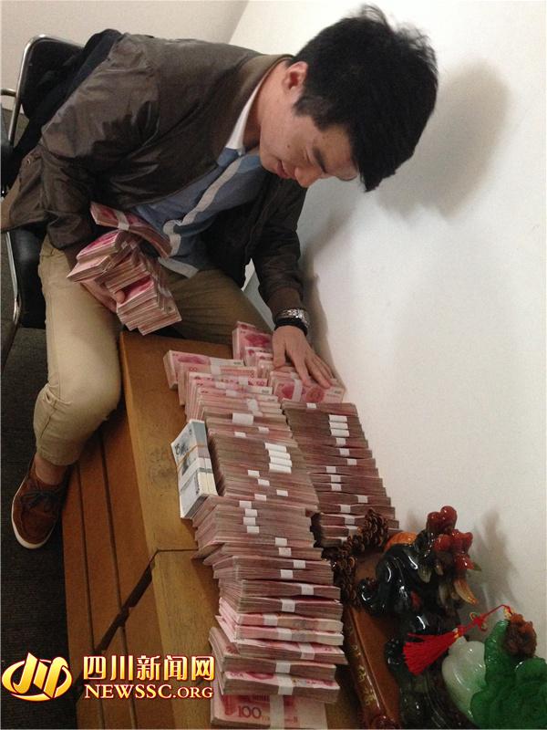 警方在犯罪嫌疑人手機(jī)中發(fā)現(xiàn)的照片，犯罪嫌疑人正在數(shù)騙來(lái)的贓款（警方提供）。