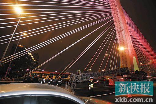 昨日深夜，橋上東側(cè)空出兩條車道用來救援。