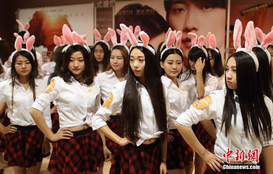 11月11日晚，一百位統一打扮的“兔女郎”現身南京新街口，逛街看電影玩快閃，走到哪里都被圍觀。