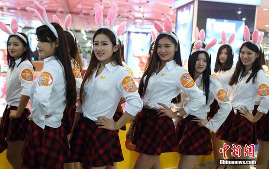 11月11日晚，一百位統一打扮的“兔女郎”現身南京新街口，逛街看電影玩快閃，走到哪里都被圍觀。