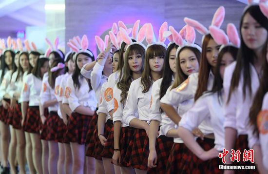 11月11日晚，一百位統一打扮的“兔女郎”現身南京新街口，逛街看電影玩快閃，走到哪里都被圍觀。