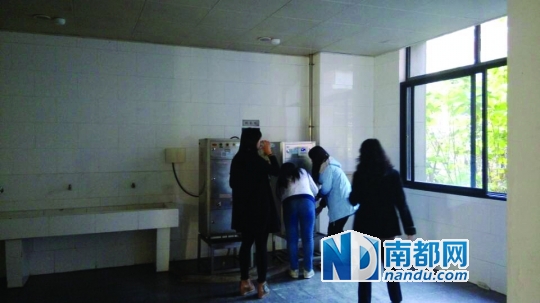 距接熱水的茶房約20米。 南都記者 張少杰 攝