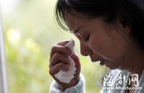 小梅的媽媽看到女兒發(fā)來的信息，就忍不住落淚