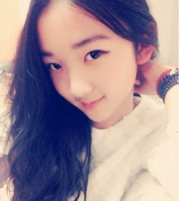 12歲小學(xué)生扮成20歲曬成熟自拍照 5歲起燙頭(圖) 12歲小學(xué)生扮成20歲曬成熟自拍照 5歲起燙頭(圖)