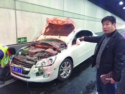 白色標致車車頭嚴重損毀。