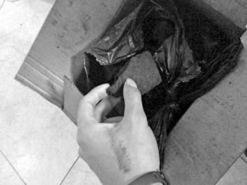 小曾發(fā)出買來的干炭和安眠藥。