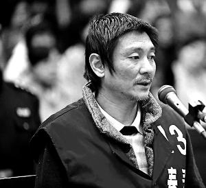 庭審時，鄭東稱自己想隨女兒一起去，請求法院判他死刑立即執(zhí)行