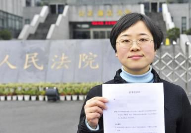 12月3日，起訴代理人出示公訴書。