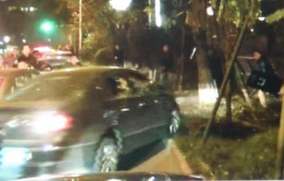 作案嫌疑車輛竄上綠化帶。（據(jù)警方視頻截圖）