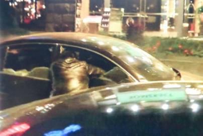 一警察試圖讓汽車停下。