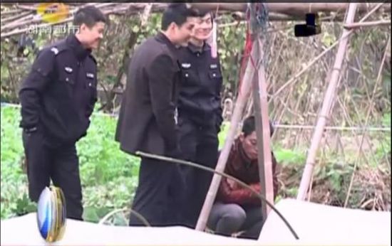 湖南高中女生裸死菜地 警察被指勘查時聊天嬉笑 湖南高中女生裸死菜地 警察被指勘查時聊天嬉笑