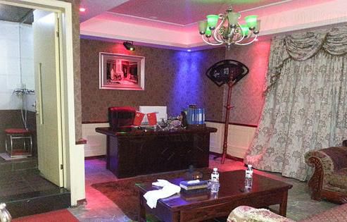 四川宜賓涉黃場所裝修成辦公室 桌上擺國旗黨旗 四川宜賓涉黃場所裝修成辦公室 桌上擺國旗黨旗