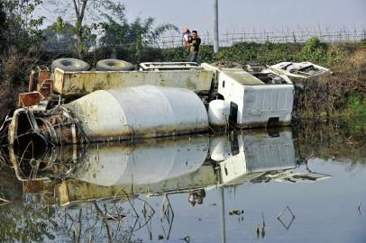 12月23日，側(cè)翻在荷塘的罐車。