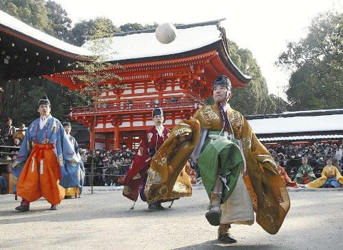 京都市左京區(qū)的下鴨神社舉行新年例行活動(dòng)“蹴鞠”。