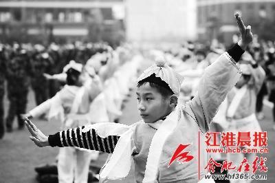 學(xué)生們?cè)谶M(jìn)行集體武術(shù)操展示。