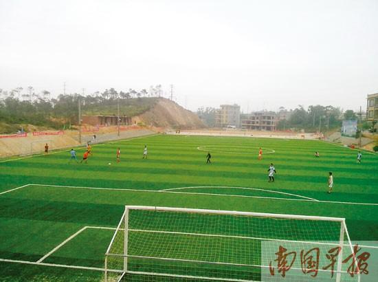 土豪自費(fèi)400萬(wàn)村里建體育場(chǎng) 免費(fèi)向村民開(kāi)放 土豪自費(fèi)400萬(wàn)村里建體育場(chǎng) 免費(fèi)向村民開(kāi)放