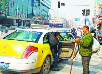 行乞者與保安聊天，竟頻頻對保安的收入表達出了不屑。