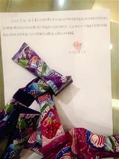 為表謝意，他特意買來20根棒棒糖送給民警。