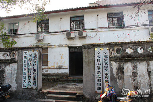 文成縣府大院除了主樓外，其他的基本為磚木結(jié)構(gòu)的兩層小樓