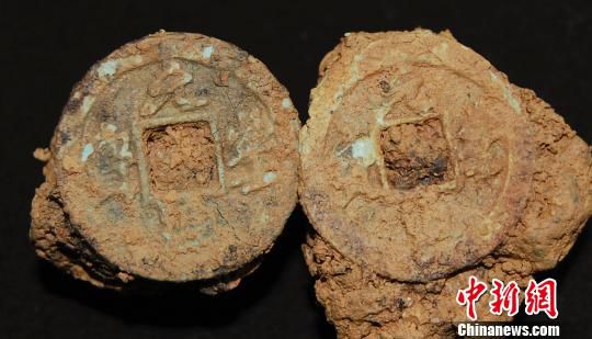 巖橋村廟山地區(qū)出土銅錢?！⊥]文管辦　攝