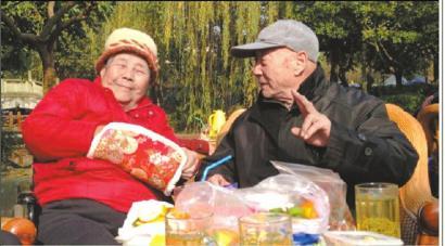 結(jié)婚60年，梁玉芹婆婆和王再功爺爺恩愛(ài)如初。