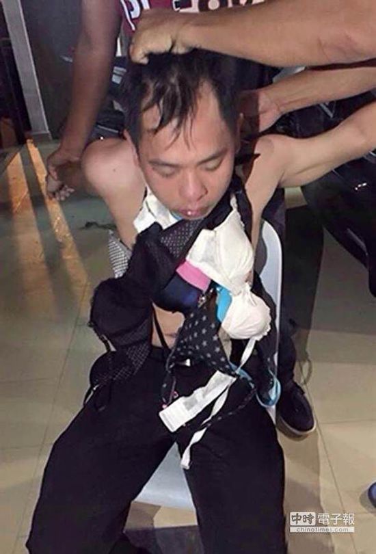 新加坡一名內衣賊，被迫穿上女性內衣游街示眾。