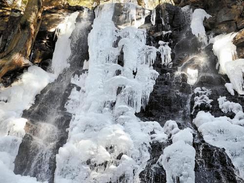 富士河口湖畔的瀑布結(jié)冰，成了一道“冰瀑”。