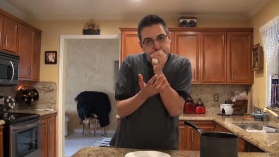 這名男子用手捏緊雞蛋，從窄口一吹，便能輕易把雞蛋吹出，而且不帶任何碎片。