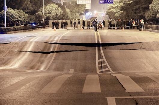 地面繼續(xù)下沉，路面斷裂