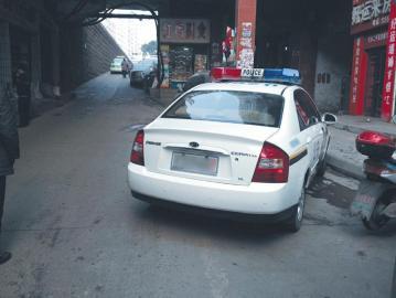 網(wǎng)友發(fā)帖稱(chēng)警車(chē)亂停亂放 交警：一視同仁處罰