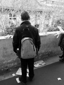 “娃在湖南上大學(xué)，馬上就要畢業(yè)了，所以我經(jīng)常在網(wǎng)上瀏覽咸陽、西安的招聘信息，想讓他畢業(yè)后留在我和他媽身邊……”3月14日，秦都區(qū)人才交流中心在區(qū)政府二樓舉辦招聘會(huì)，一名50多歲的“求職者”吸引了不少人的目光。據(jù)悉，此次招聘會(huì)共有市內(nèi)外112家企業(yè)參加，提供就業(yè)崗位3200個(gè)。