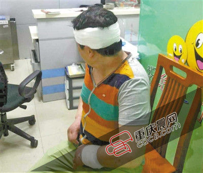 昨日，受傷的游客譚先生在醫(yī)院接受治療。