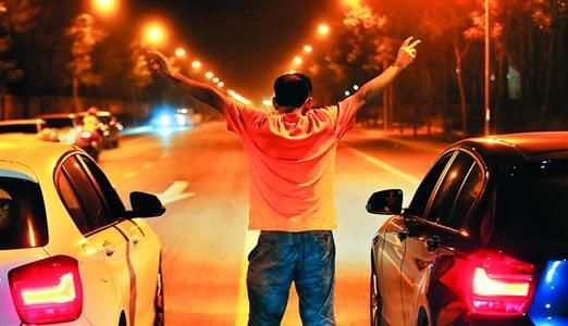 2013年8月25日凌晨，北京，在東壩大街路口進(jìn)行的一場(chǎng)飆車。