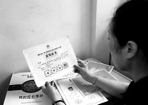 思念小寶的時候，李女士就一遍遍整理孩子留在家里的物品。