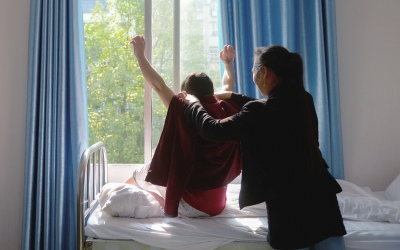 出院前，窗外透進一道陽光，打在他的身上。