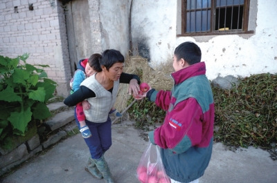 看到他遞來蘋果，村人尷尬地笑笑，婉拒了。