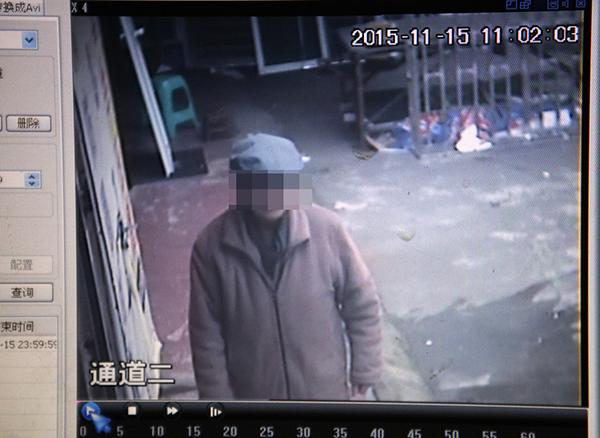 2015年11月17日，鄰居家的監(jiān)控在事發(fā)當(dāng)天拍到老人生前遺像。澎湃新聞?dòng)浾?雍凱 圖