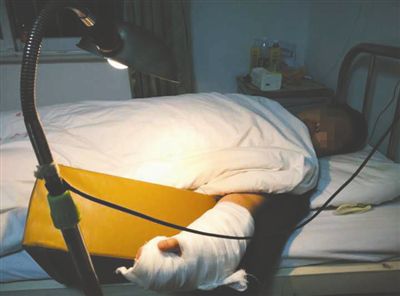 小雷躺在病床上 小雷躺在病床上