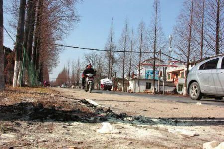 現(xiàn)場有條帶血的輪胎印記。