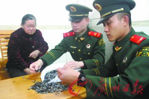 手機內存卡因體積小、價值高，成為水客走私的“新寵”。圖為邊防官兵正在清點走私物品。