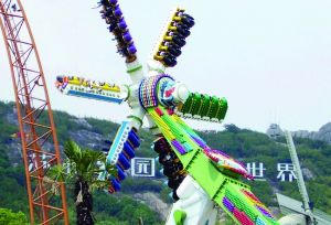 3月28日零點剛過幾分鐘，上海迪士尼6月16日開園日的門票就宣告售罄，巨大的訪問量一度導致票務系統(tǒng)出現(xiàn)間歇性故障，被網(wǎng)友調侃“激烈程度堪比春運”。網(wǎng)上甚至有“黃?！睂⒁粡堥_園門票炒到幾千元。