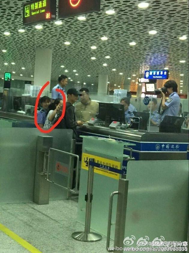 網(wǎng)友在得知此事后，紛紛炮轟上傳照片的人，認(rèn)為該舉動(dòng)嚴(yán)重侵犯了一人的隱私，涉嫌犯罪