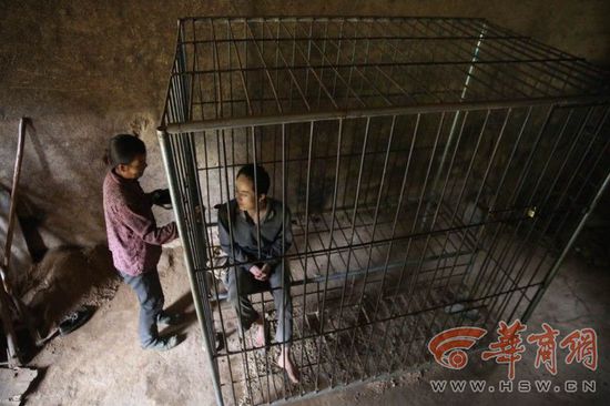 父母擔(dān)心兒子犯病傷人 19歲男孩被鎖鐵籠中 父母擔(dān)心兒子犯病傷人 19歲男孩被鎖鐵籠中