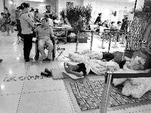 協(xié)和醫(yī)院門外商販出租的床，12小時500元。